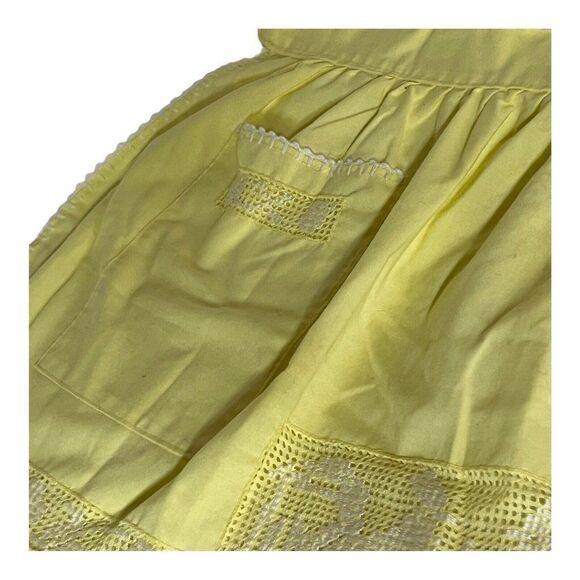Vintage Apron Yellow With Roosters Pockets Chickens Cottagecore Farm Chore 1/2 - Picture 4 of 5